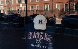 Ông Trump 'đánh' vào Harvard, kinh tế Mỹ bị vạ lây?