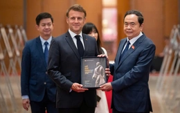 Chủ tịch Quốc hội và Tổng thống Pháp tham quan khu trưng bày khảo cổ dưới lòng Nhà Quốc hội