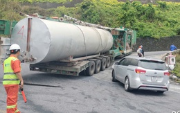 Rơ moóc dài chở theo bồn chứa chắn ngang ở khúc cua 'tay áo' trên đèo Hải Vân