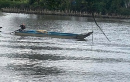 Đò đưa khách sang sông tông vào người đang thả lưới tử vong