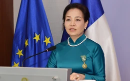 Huân chương của Pháp trao cho bà Ngô Phương Lan: Tôn vinh hành trình phi thường của một người phụ nữ