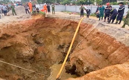 Dùng máy bơm công suất lớn hút nước, tìm kiếm người đi xe máy rơi xuống 'hố tử thần'