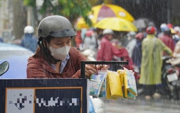 Áo mưa miễn phí cho người đi đường ở miền Tây