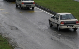 Malaysia: Đường hỏng gây tai nạn, người dân có quyền đòi bồi thường