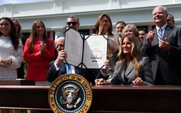 Bà Melania Trump bị hiểu lầm 'lấn quyền' chồng khi ký văn kiện tại Nhà Trắng