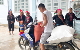Trường vùng cao chia 21 tấn gạo cho học sinh, bất ngờ món quà cuối năm học