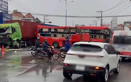 Xe khách giường nằm va chạm với xe container trên quốc lộ 13, 5 người bị thương