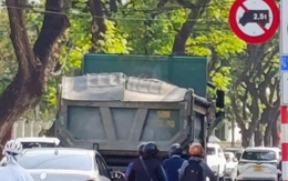Phạt tiền, trừ điểm bằng lái tài xế xe ben chục tấn chạy vào đường cấm ở Đà Nẵng