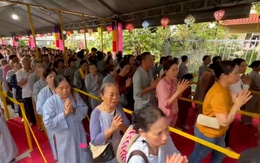 Dòng người đổ về chùa Thanh Tâm chiêm bái xá lợi Đức Phật ngày càng đông