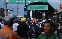 Đường vào phà Cát Lái ùn ứ, nhân viên bán vé từ xa để giảm áp lực
