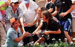 Khán đài hỗn loạn vì áo đẫm mồ hôi của Arthur Fils tại Roland Garros