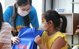 Lần đầu được tặng đồ chơi yêu thích, bệnh nhi ung thư cười tít mắt