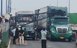 Xe cẩu công trình ngã đè xe container và ô tô trên đường Võ Chí Công