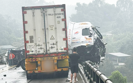 Xe đầu kéo đâm gãy lan can, treo lơ lửng trên cao tốc Nội Bài - Lào Cai