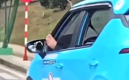 Đại diện hãng taxi lên tiếng vụ tài xế ở Đà Lạt vừa lái xe vừa gác chân lên cửa kính