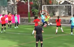 Nữ cầu thủ vừa cột tóc vừa ghi bàn
