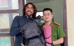 Du khách Thụy Sĩ đánh rơi ba lô khi đến Phong Nha, công an xã giúp tìm lại