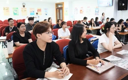 Sinh viên Trường đại học Quản lý và Công nghệ TP.HCM bắt đầu học tại báo Tuổi Trẻ