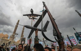 Houthi tuyên bố không buông tha tàu Israel dù ngừng bắn với Mỹ