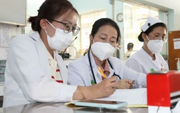 Bé trai 2 tuổi uống nhầm bột thông cống vì tưởng đồ ăn