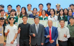 Có thể tuyên dương sinh viên nhường chỗ ngồi cho cựu chiến binh thay vì tặng bằng khen