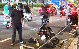 Bé trai hôn mê do bị cành cây rơi trúng đầu khi cha chở trên đường ở quận 5