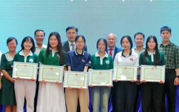 Có nên khen điều tử tế 'bình thường'?