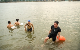 Người Hà Nội ra sông Hồng bơi giải nhiệt