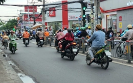 Dù có dải phân cách, xe máy, xe đạp vẫn nối chạy ngược chiều