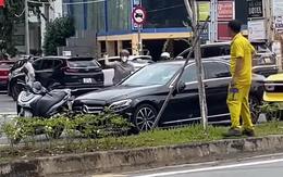 Người đàn ông chặn, dùng đá đập ô tô Mercedes ở Thủ Đức