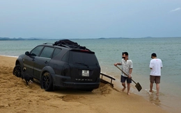 Thêm 1 xe hơi chạy rồi mắc cạn ở bãi biển Tuy Hòa, tài xế bị công an mời làm việc