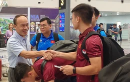 Tuyển Việt Nam được chào đón khi về nước sau trận thua đậm Malaysia
