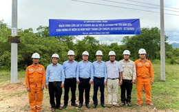Gắn biển công trình chào mừng 50 năm thành lập Tổng công ty Điện lực miền Trung