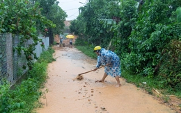 Bùn đất từ cao tốc Vạn Ninh - Cam Lộ theo nước mưa ập vào nhà dân
