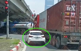 Tài xế bóp 'cháy còi' vẫn không cản được 2 ô tô đi vào ô mất tiền