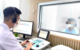 Nam thanh niên đột ngột bị điếc sau khi tắm khuya