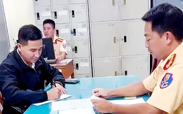 Tài xế xe khách lấn làn xe máy khi các xe khác đang dừng chờ đèn đỏ