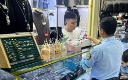 Chống buôn lậu, hàng giả 14-6: Tiếp tục thu giữ 400 sản phẩm nghi hàng giả tại Saigon Square