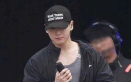 Jungkook xin lỗi vì đội mũ 'Make Tokyo great again'