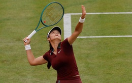 Emma Raducanu ‘phá luật’ tại Queen's Club nhưng trọng tài làm ngơ