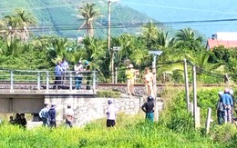 Người đàn ông nằm giữa đường ray, bị xe lửa tông chết