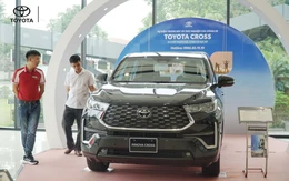 Lái thử Innova Cross tại sự kiện Toyota Cross Line Up, khách 'chốt' đặt cọc
