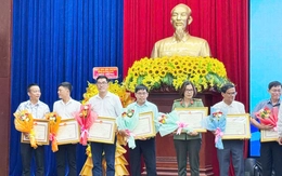 Văn phòng đại diện vùng Trung Trung Bộ báo Tuổi Trẻ nhận bằng khen tỉnh Quảng Nam