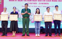 Quân khu 7 trao bằng khen cho các tập thể, cá nhân xuất sắc trong phối hợp tuyên truyền
