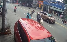 Nữ tài xế xe ôm công nghệ bị người đi ô tô đạp ngã giữa đường