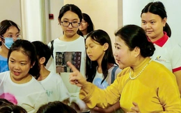 Linh Huyền dạy ca cải lương trong triển lãm tranh của mình