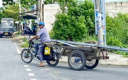 Xe tự chế chở nhôm, sắt, tôn ung dung trên đường phố