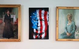 Ông Trump thay chân dung bà Hillary Clinton bằng ảnh của mình ở Nhà Trắng?