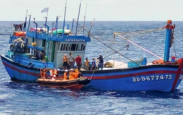 Cấp cứu kịp thời ngư dân bị đột quỵ trên vùng biển Hoàng Sa