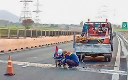 Khắc phục bong tróc mặt đường, hư khe co giãn cao tốc Vĩnh Hảo - Phan Thiết